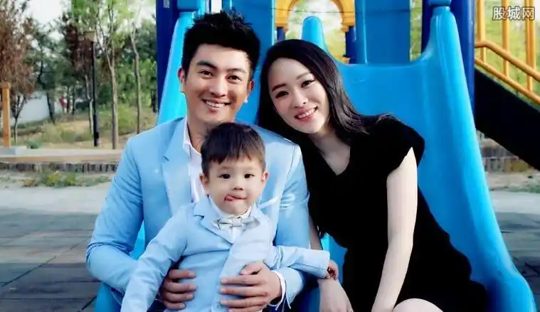 娱乐圈夫妻有哪些照片_张若昀唐艺昕甜蜜互动_娱乐圈模范夫妻