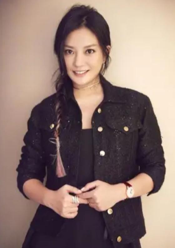 赵薇现在还在娱乐圈吗_赵薇投资做生意被封杀_赵薇转型投资做生意