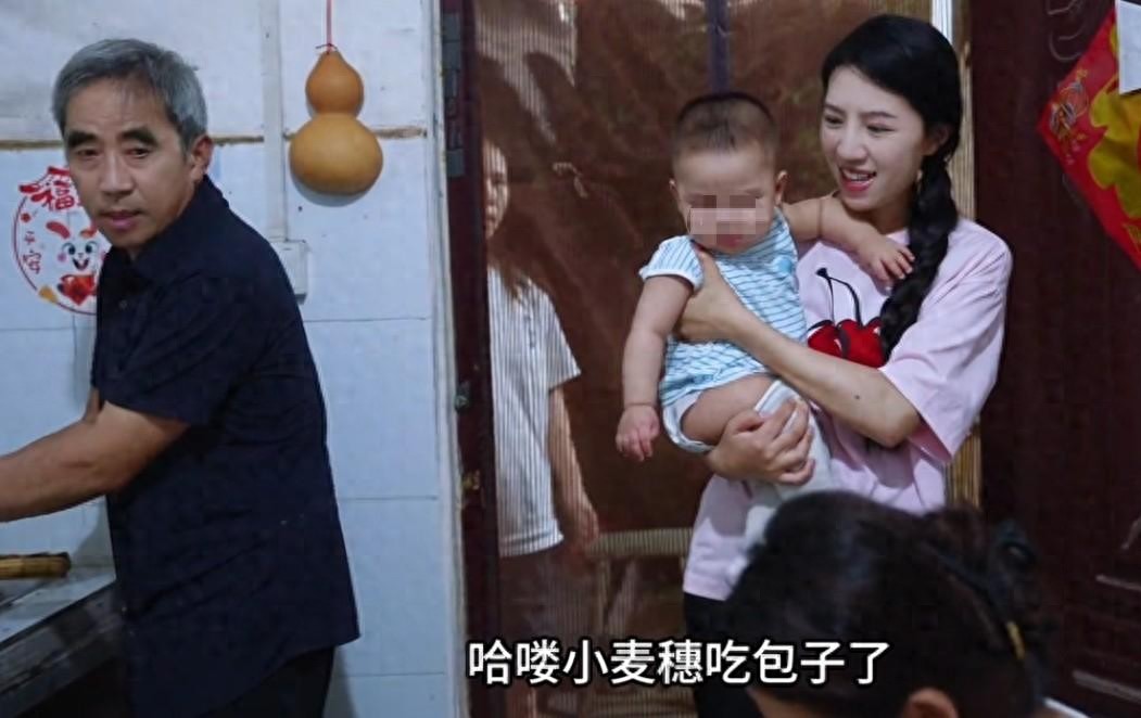 路人偶遇麦小登，私下千元上衣引热议，网友质疑镜头前都是人设