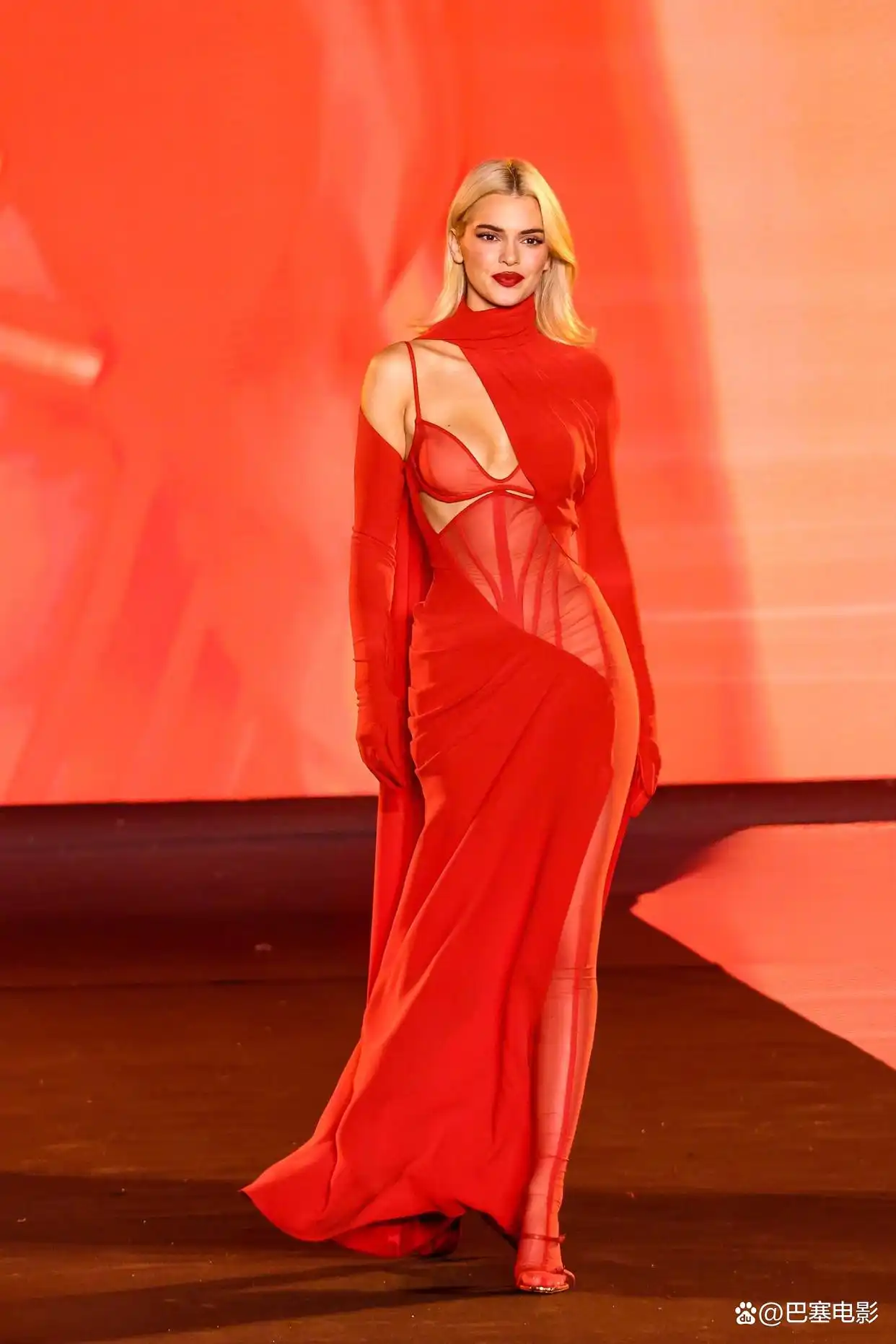 最近明星热点走秀,_巴黎时装周 明星亮相 高清镜头分析