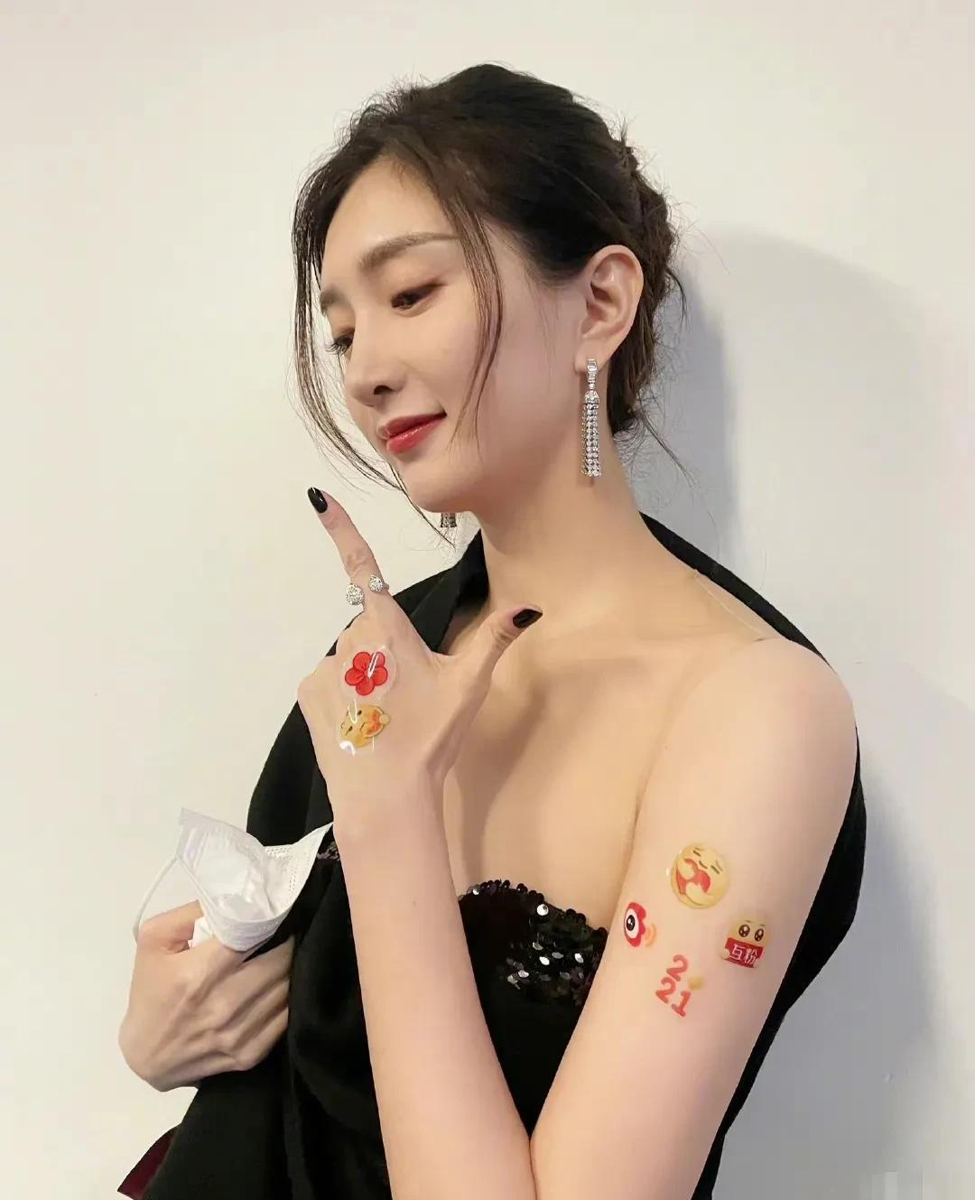 女明星戴耳环图片_江疏影佩戴万宝项链_江疏影素颜珠宝搭配